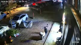 Woman trips and falls after rushing to car in Guangzhou, China