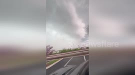 US: Massive Shelf Cloud Spotted West of Nashville