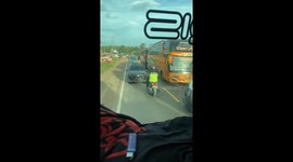Lane-cutting driver forced to reverse by policeman in traffic jam