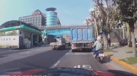 Truck's loose wheels injures motorist in Taiwan
