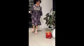 Cat mimics owner’s hop in Guangxi, China