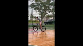 Child falls while attempting wheelie on bike in Araguaína, Brazil