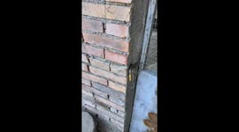 Genius trick to open padlocked gate in Beijing, China