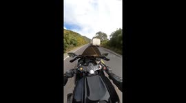 Dashcam captures shaky motorcycle moment in Escuintla, Guatemala