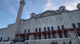 Türkiye: Türkiye celebrates Eid al-Fitr as masses attend prayers at Istanbul mosques