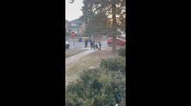 'I got 1 running,' jokes police officer as she races neighbourhood children