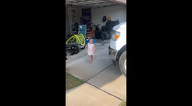 Daughter’s hilarious reaction to dad’s haircut sparks 21 million views of pure confusion