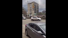 Traffic officer stops teen motorcyclist attempt to flee in Barnaul, Russia