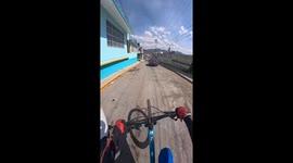 Cyclist narrowly avoids crash on a car in Pachuca, Hidalgo, Mexico