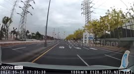 Pedestrian attempts to jump on passing car to fake 'accident' scene