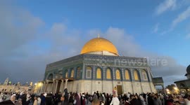 Israel: Thousands gather at Al-Aqsa Mosque in occupied East Jerusalem for Eid prayer