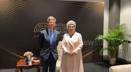 Türkiye: Turkish first lady meets UN SDSN president Jeffrey Sachs on sidelines of Antalya Diplomacy Forum