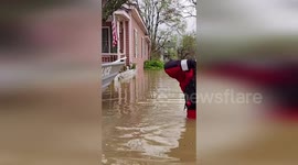 Marine rescue teams aid flood victims in Cincinnati