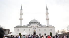 US: Thousands of Muslims gather for Eid prayer at Diyanet Center of America