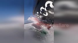 US: US Coast Guard Icebreaker Carves Through Great Lakes in Mesmerizing Video