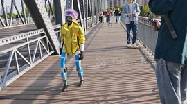 China: UNITREE Robot takes a walk in Shanghai