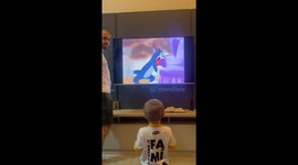 Dad perfectly syncs with Tom & Jerry scene—Son’s reaction Is pure magic