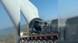 Türkiye: Truck carrying wind turbine blade collapses in northwestern Türkiye