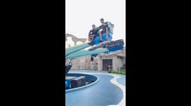 Tourist's shoe flies off while riding rotating octopus arm at park