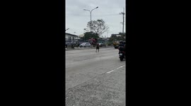 Tourist sparks chaos walking along busy road in the Philippines
