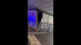 Driver in Łódź Gets Stuck Under Overpass, Ignores Traffic Laws, While Police Fail to Intervene – Incident on April 11th
