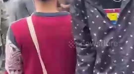 KELOMPOK ORMAS BENTROK DENGAN SEJUMLAH PENAGIH HUTANG/ TERJADI DI JALAN RAYA BOGOR/ SUKMAJAYA/ KOTA DEPOK// DARI BENTROKAN TERSEBUT POLISI MENGAMANKAN TUJUH ORANG DAN SEJUMLAH SENJATA TAJAM//