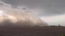US: Huge Dust Cloud Kicked up by Winds Amid Tornado-Warned Storm in Nebraska