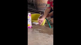 Kitten loves having his fur scrubbed at bathtime