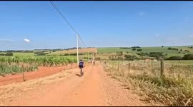 Cyclist causes multiple falls in São Carlos, Brazil