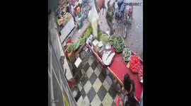 Bulls Create Chaos in Junagadh’s Manavadar Vegetable Market; No Injuries Reported