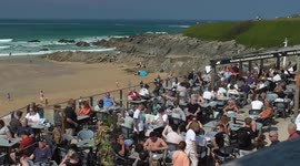 UK Weather Easter Sunshine saves the weekend, thousands flock to beaches UK. Fistral beach, Cornwall, UK