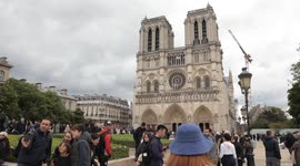 France: Crowds flock Notre Dame of Paris to pray in honor of Pope Francis