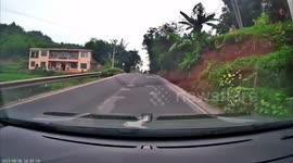 Drifting lorry nearly collides with passing motorists on road in China