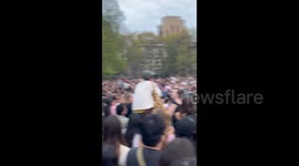 US: Police Shut Down Lorde Pop-Up Event, Fans Sing and March in Response 2