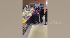 Shoppers fight over buns at supermarket in China