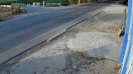 Motorcycle and tricycle collide and fall in Hebei