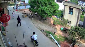 Child rides bike down steep slope in Hunan, China