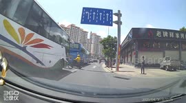 Driver hits cyclist crossing the road in Guangzhou