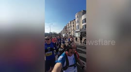 Man running the London marathon - while singing KARAOKE entire route
