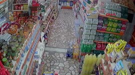 Istanbul earthquake shakes supermarket shelves