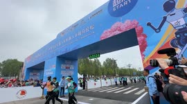 China: Beijing hosts world's first humanoid robot half-marathon