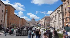 Vatican City: Timelapse captures thousands of people lined up to pay respect to late Pope