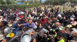 Palestinians crowd for hot meals in Gaza amid food crisis