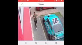 Person collides with another while walking in Buenos Aires
