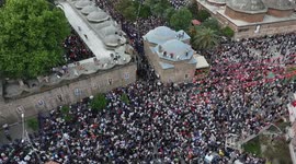 Türkiye: Traditional mesir paste scattered from Sultan Mosque during 485th Manisa festival in Türkiye