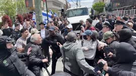 US: Pro-Palestine, pro-Israel protesters clash outside Brooklyn synagogue