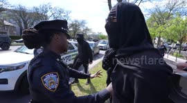 US: Pro-Palestine, pro-Israel protesters clash outside Brooklyn synagogue (3)