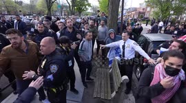 US: Pro-Palestine, pro-Israel protesters clash outside Brooklyn synagogue (2)