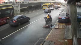 Passing delivery riders stop to help man who passed out on roadside in China