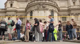 Italy: Thousands of people flock to visit Pope Francis' tomb inside St. Mary Major Basilica